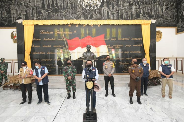 Gubernur Jawa Barat Ridwan Kamil bersama Forum Komunikasi Pimpinan Daerah Jabar saat menggelar konferensi pers usai rapat Gugus Tugas Jabar di Markas Kodam III Siliwangi, Jalan Jawa, Kota Bandung, Selasa (25/8/2020).