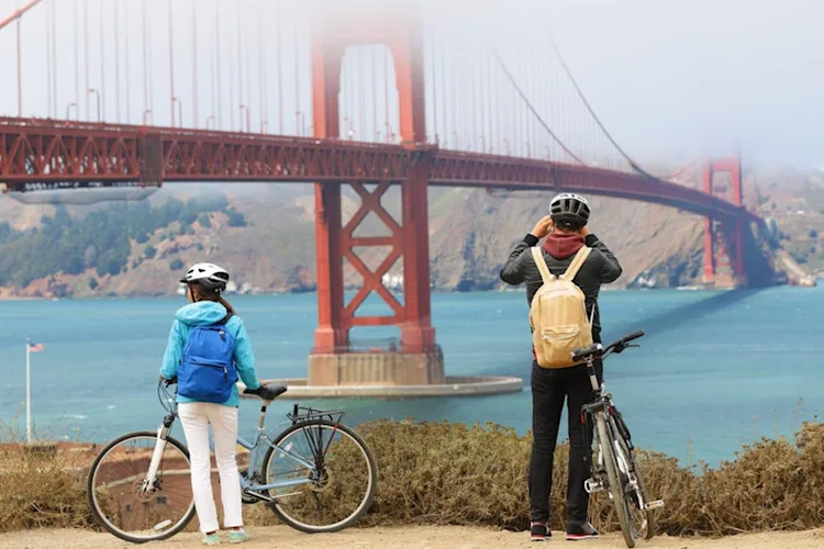 Bersepeda di San Fransisco adalah salah satu pilihan menarik untuk menikmati pemandangan di kota itu.