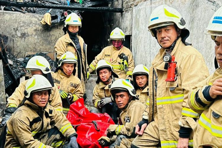 Personel Gulkarmat Jakarta Selatan mengevakuasi jenazah korban kebakaran, Jakarta, Selasa (14/3/2023). 