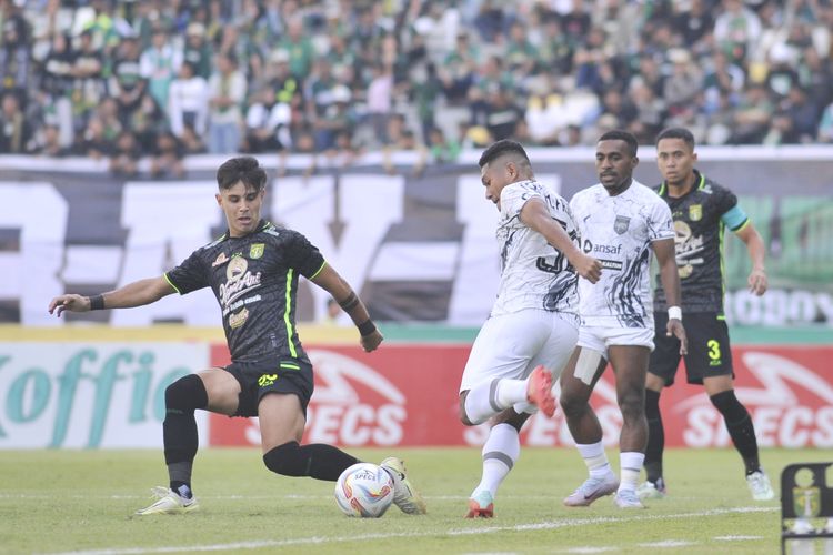 Suasana laga pekan  ke-11 Liga 1 2023-2024 antara Persebaya vs Borneo FC di Stadion Gelora Bung Tomo, Surabaya, Minggu (3/9/2023).