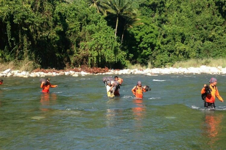 Tim gabungan mengevakuasi dua pendaki Gunung Mekongga yang terserang Hipotermia melalui sungai Tinokari, Kolaka Utara
