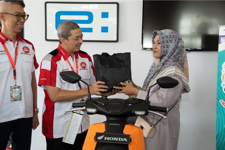 General Manager Honda Customer Care Center (HC3) AHM Antok Yuniarso bersama jaringan main dealer Honda memberikan apresiasi kepada pelanggan setia Honda pada perayaan Hari Pelanggan Nasional 2025. 