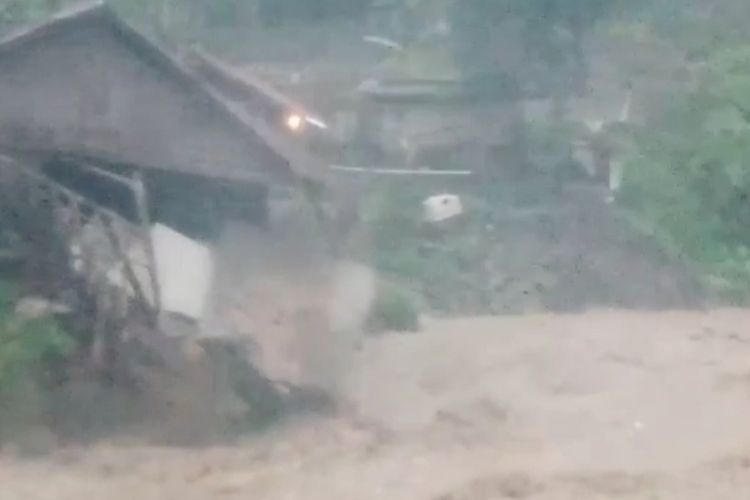 Sebuah pabrik ambruk diterjang banjir bandang sungai Cipendak, Desa Cikondang, Kabupaten Kuningan Jawa Barat, Minggu (2/4/2023)