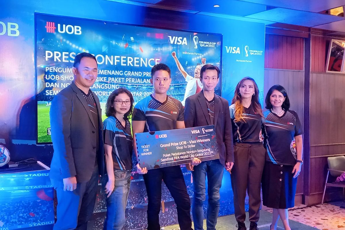 Consumer Banking Director UOB Indonesia Henry Choi dan Executive Director Cards and Payment Head UOB Indonesia Dewi Tuegeh bersama pemenang grand prize nonton langsung Piala Dunia Qatar 2022 di Senayan City, Jakarta, Rabu (30/11/2022).