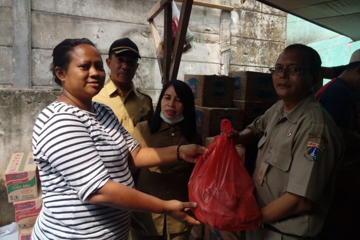 Sudin Dinas Sosial berikan bantuan kepada korban kebakaran di Menteng Atas, Setiabudi, Jakarta Selatan, Selasa (2/8/2019)