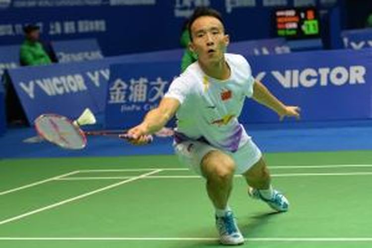 Pebulu tangkis China, Du Pengyu berusaha mengembalikan kok dari tunggal Jepang, Sho Sasaki pada babak kedua China Open Superseries Premier 2013 di Shanghai, Kamis (14/11/2013). Du menang 15-21, 21-11, 21-8.