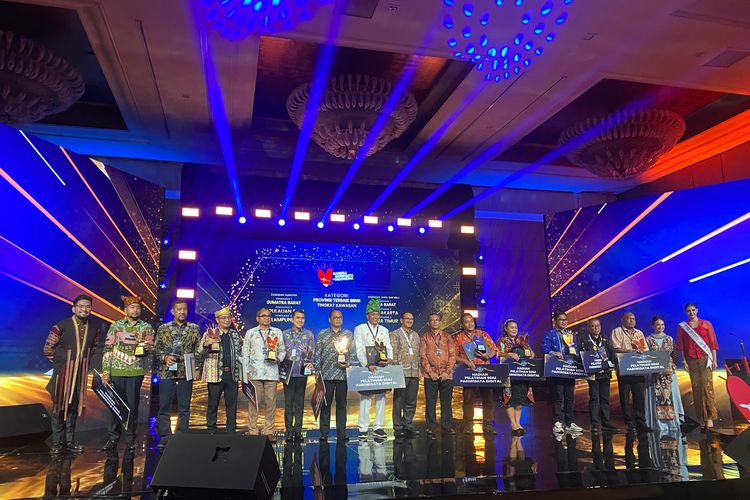 Para pemenang dalam Malam Anugerah Bangga Berwisata di Indonesia (ABBWI) di Hotel Mulia Senayan, Jakarta, Jumat (15/12/2023). 