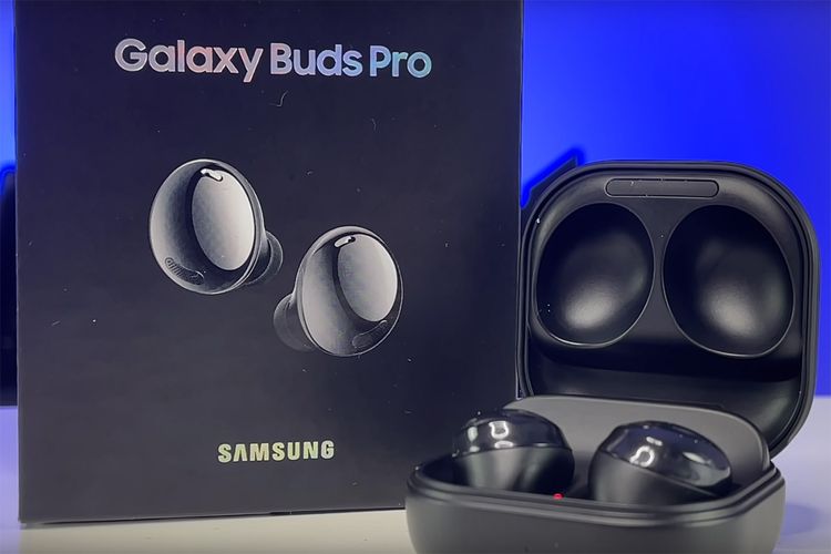 Penampilan Samsung Galaxy Buds Pro dalam video hands-on Digital Slang di YouTube