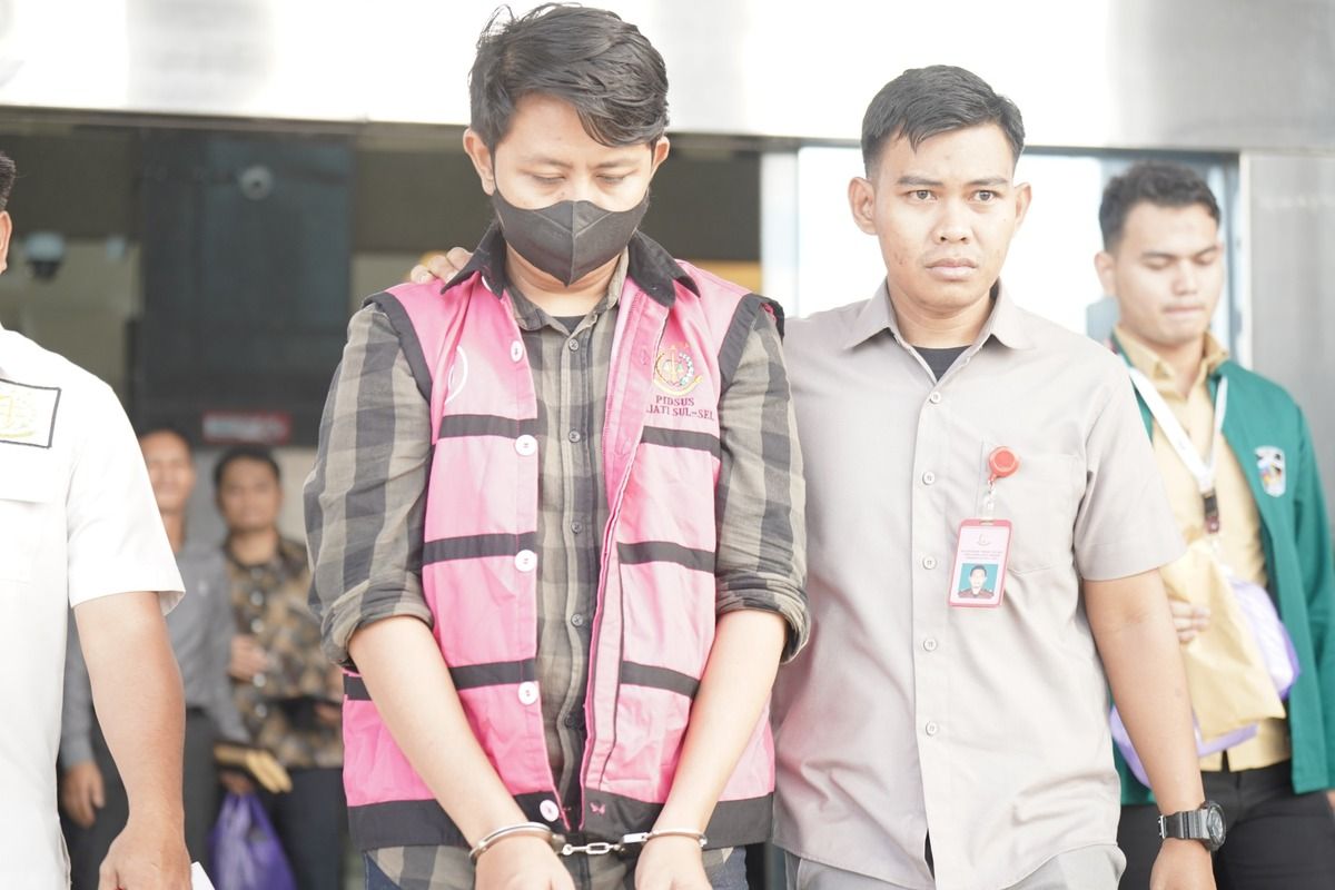 Oknum Karyawan Bank BUMN Makassar berinisial ATP dibawa petugas Kejati Sulsel usai ditetapkan sebagai tersangka dalam kasus dugaan korupsi penyaluran dana kredit senilai Rp 6,5 Miliyar.