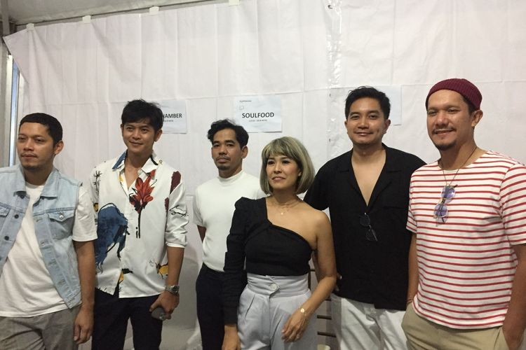 Grup musik Maliq & D'Essentials saat ditemui usai manggil di Joyland Festival, Nusa Dua, Bali, Minggu (27/3/2022).
