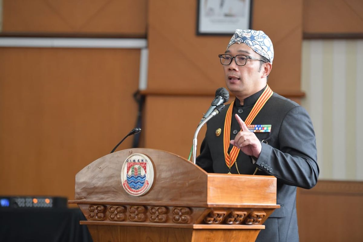 Gubernur Jawa Barat (Jabar) Ridwan Kamil dalam Rapat Paripurna Hari Ulang Tahun (HUT) ke-22 Kota Cimahi, di Gedung Dewan Perwakilan Rakyat Daerah (DPRD) Kota Cimahi, Rabu (21/6/2023).
