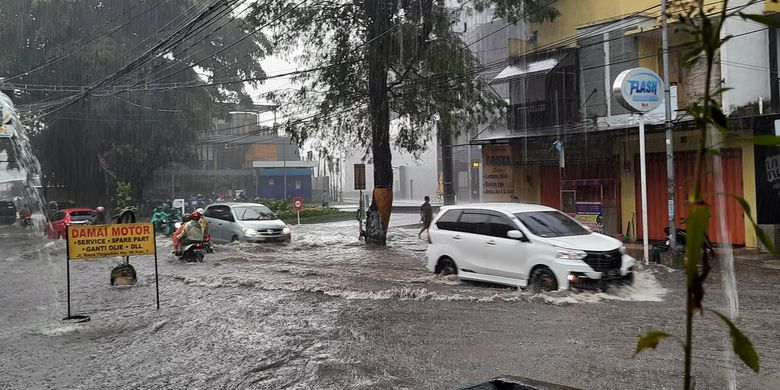 Banjir yang terjadi di Jalan Raya Tlogomas Kota Malang, Minggu (14/3/2021).