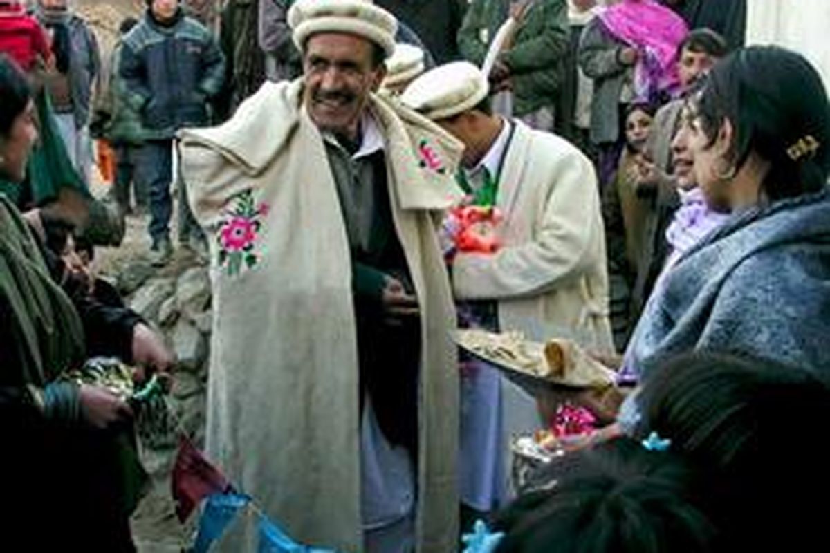Rombongan barat tiba di rumah pengantin perempuan