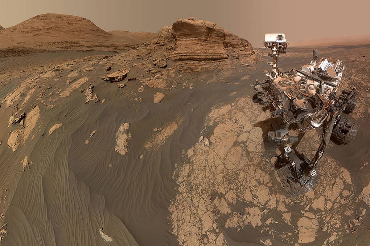 Penjelajah Curiosity Mars milik NASA menggunakan dua kamera berbeda untuk membuat selfie ini di depan singkapan batu bernama Mont Mercou, yang tingginya 6 meter.