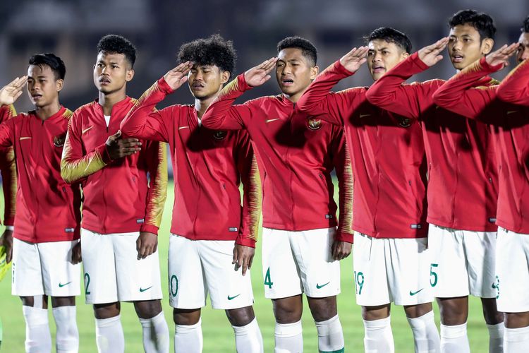 Pemain timnas Indonesia U-19, menyanyikan lagu kebangsaan Indonesia Raya saat melawan timnas Hong Kong U-19 pada laga babak kualifikasi grup K Piala Asia U-19 2020 di Stadion Madya Gelora Bung Karno, Senayan, Jakarta, Jumat (8/11/2019). Pertandingan timnas U-19 Indonesia vs Hong Kong berakhir dengan skor 4-0.