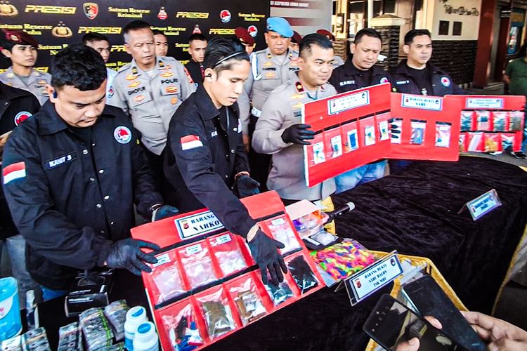Selebgram Asal Bandung Ditangkap Polisi karena Edarkan K-pod