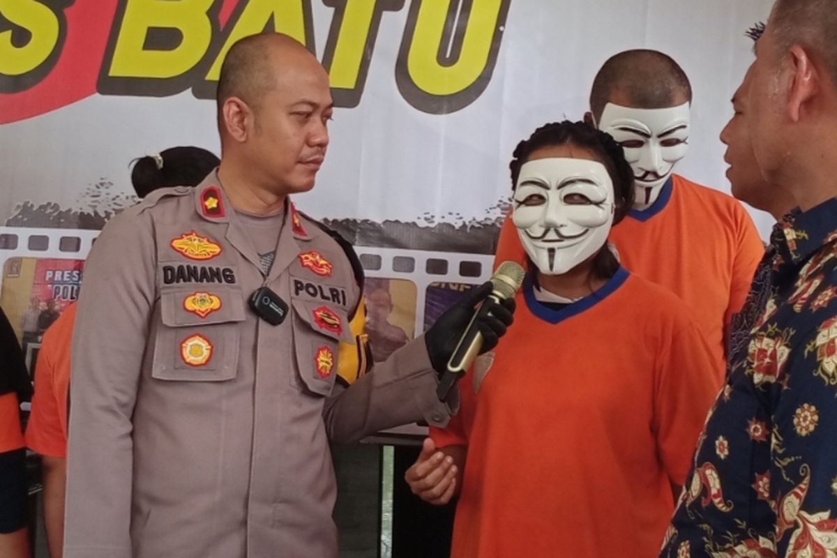 Tersangka perempuan AS (32), pelaku penjualan bayi di Kota Batu, Jawa Timur. 