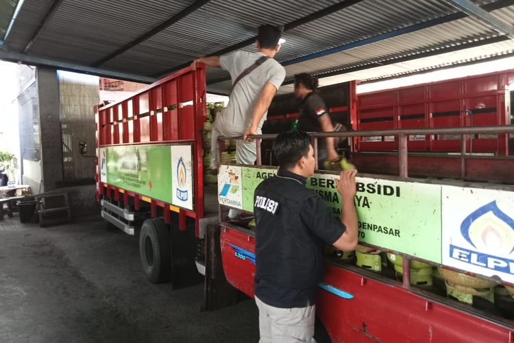 Jelang hari Raya Galungan dan Kuningan, Tim Satgas Pangan Polresta Denpasar saat melakukan sidak ketersediaan stok dan distribusi gas elpiji 3 kilogram di beberapa agen penyalur pada Jumat (28/7/2023).