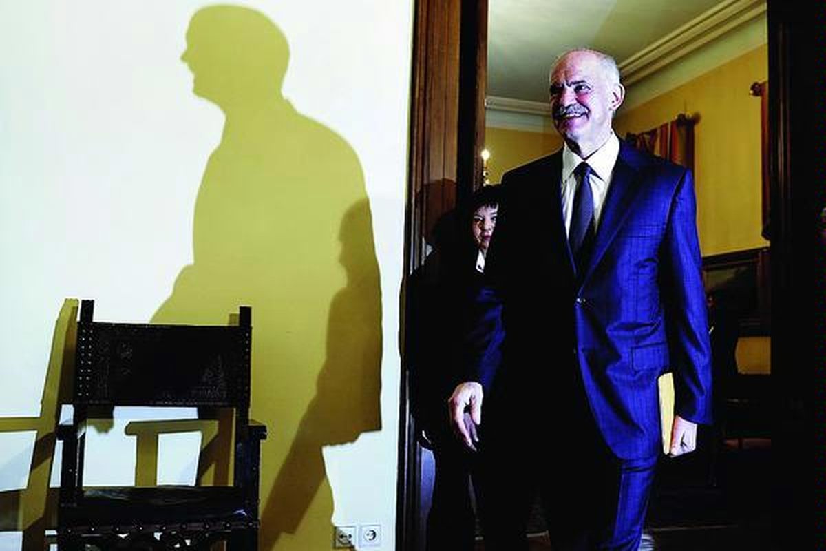Mantan Perdana Menteri  Yunani, George Papandreou, tiba untuk menghadiri pertemuan di Istana Presiden di Athena, Kamis (10/11). Dia bertemu dengan para pemimpin sejumlah partai untuk membahas isu politik dan pergantian kepemimpinan dalam pemerintahan Yunani.