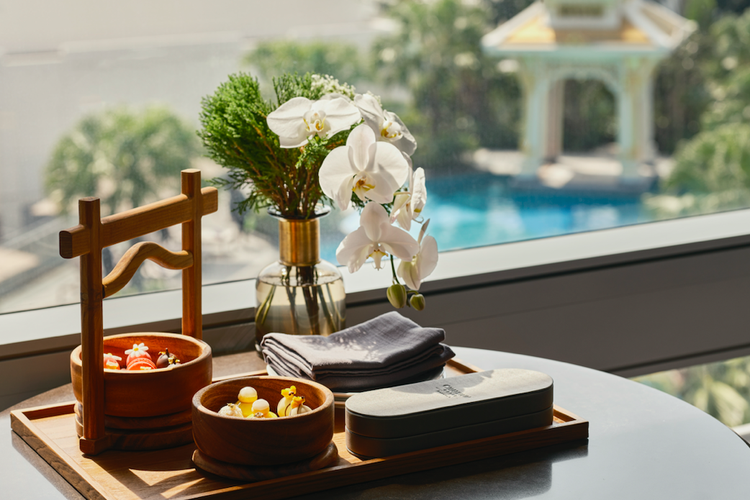 Welcome gift di Chatrium Grand Bangkok Hotels and Residences berasal dari pengrajin dan petani lokal dengan keunikan dan otentisitas budaya Thailand.