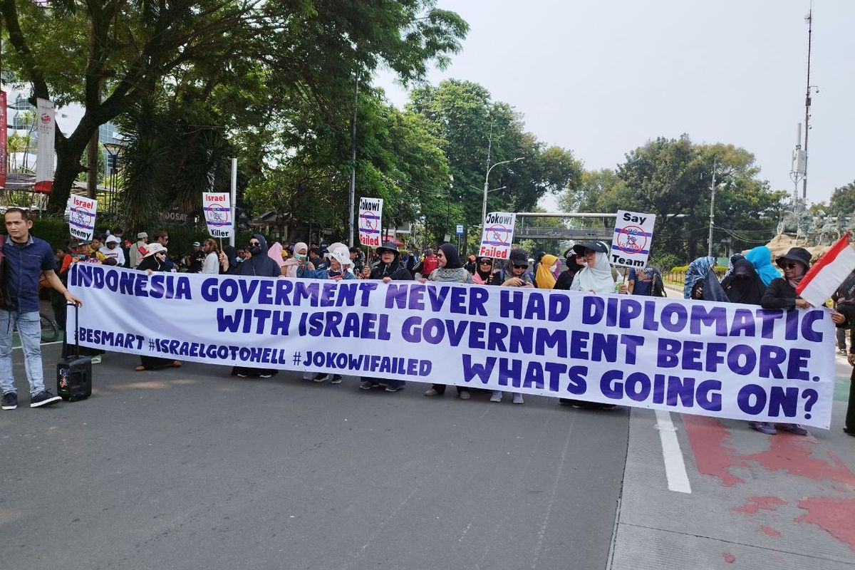 Massa demonstran penolak kedatangan Timnas U-20 Israel mulai berkumpul di area Patung Kuda Arjuna Wijaya, Gambir, Jakarta Pusat, Senin (20/3/2023). (KOMPAS.com/XENA OLIVIA)