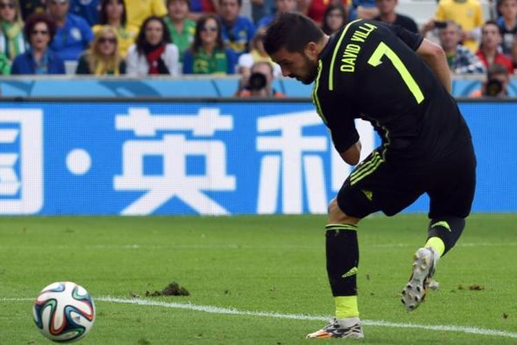Aksi striker Spanyol, David Villa, ketika mencetak gol ke gawang Australia pada laga penyisihan Grup B Piala Dunia 2014, Senin (23/6/2014).