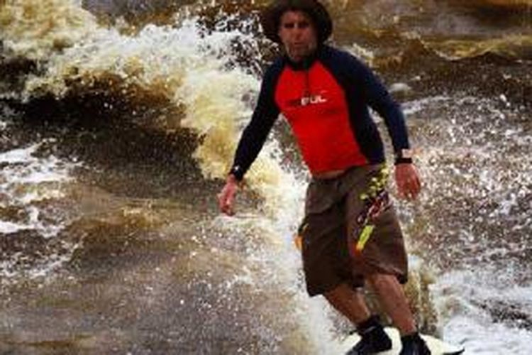 Steve King, seorang peselancar sungai (tidal bore surfer) dari Inggris mencoba menorehkan sejarah baru dalam catatan surfing di atas gelombang sungai dengan waktu terlama dan jarak terpanjang di Teluk Meranti, Pelalawan, Riau.  