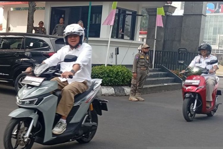 Tak Jadi Beli Mobil Dinas Rp 1,7 Miliar, Bupati Banyumas Pilih Motor Listrik untuk Kades