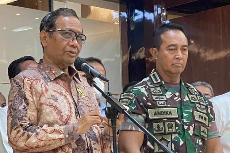 Menteri Koordinator Bidang Politik, Hukum, dan Keamanan (Menko Polhukam) Mahfud MD dan Panglima TNI Jenderal Andika Perkasa di Kemenko Polhukam, Jakarta, Senin (3/10/2022).