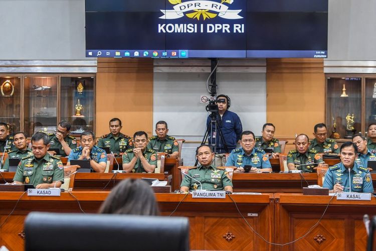 Panglima TNI Jenderal TNI Agus Subiyanto (depan, tengah), bersama KSAD Jenderal TNI Maruli Simanjuntak (depan, kiri), KSAL Laksamana TNI Muhammad Ali (depan, kanan) mengikuti rapat kerja dengan Komisi I DPR di Kompleks Parlemen, Senayan, Jakarta, Kamis (21/3/2024). Raker tersebut terkait kesiapan TNI dalam mendukung pengamanan Hari Raya Idul Fitri tahun 2024 dan Pilkada Serentak tahun 2024. ANTARA FOTO/Galih Pradipta/aww.