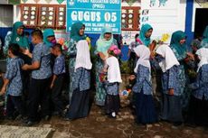 64.138 Pelajar Aceh Cium Tangan Guru 