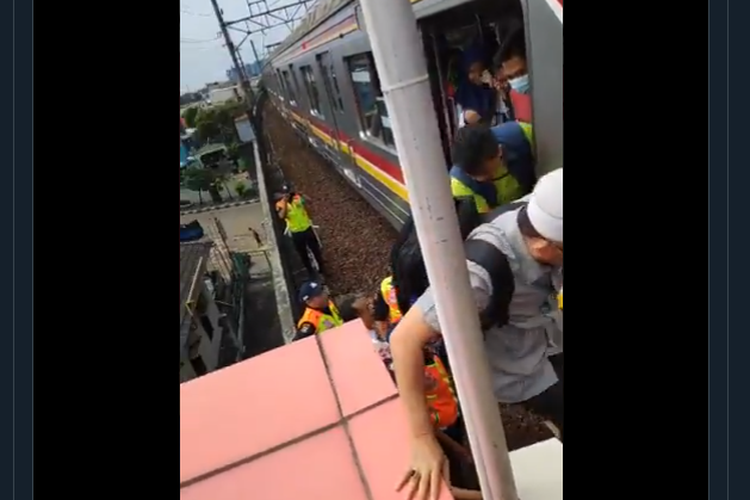 Tangkapan layar video disebut Kereta Anjlok di Stasiun Jatinegara