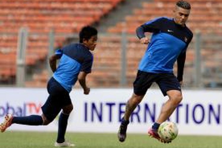 Pemain Tim Nasional Indonesia, Cristian Gonzáles (kanan) bersama Bayu Gatra saat latihan di Stadion Utama Gelora Bung Karno (SUGBK), Senayan, Jakarta, Rabu (12/11/2014).