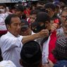 BERITA FOTO: Kunjungi Pasar di Makassar, Jokowi Bagikan Sembako dan Uang Tunai