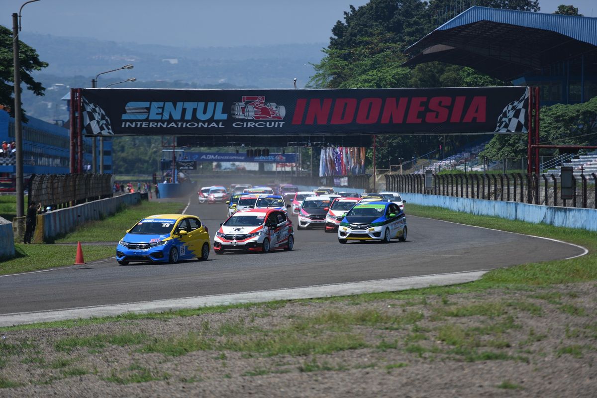 Ilustrasi One Make Race Honda Jazz di Sirkuit Sentul