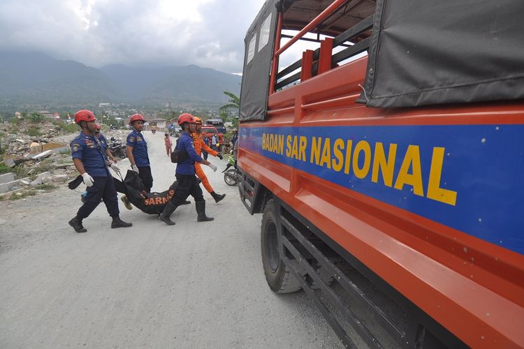 Petugas membawa kantong berisi jenazah korban bencana gempa dan likuefaksi yang ditemukan direruntuhan bangunan di Kelurahan Balaroa, Palu, Sulawesi Tengah, Rabu (30/10/2019). Petugas Basarnas dan Pemadam Kebakaran Kota Palu berhasil mengevakuasi tujuh jenazah korban gempa dan likuefaksi. Dari ketujuh korban, dua diantaranya berhasil dikenali dan diambil oleh pihak keluarga sementara lima lainnya dimakamkan di pemakaman massal. ANTARA FOTO/Mohamad Hamzah/foc.