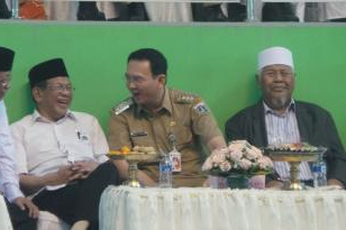 Gubernur DKI Jakarta Basuki Tjahaja Purnama (tengah), AM Fatwa (kiri) di GOR Ciracas, Jakarta Timur, Rabu (8/4/2015).