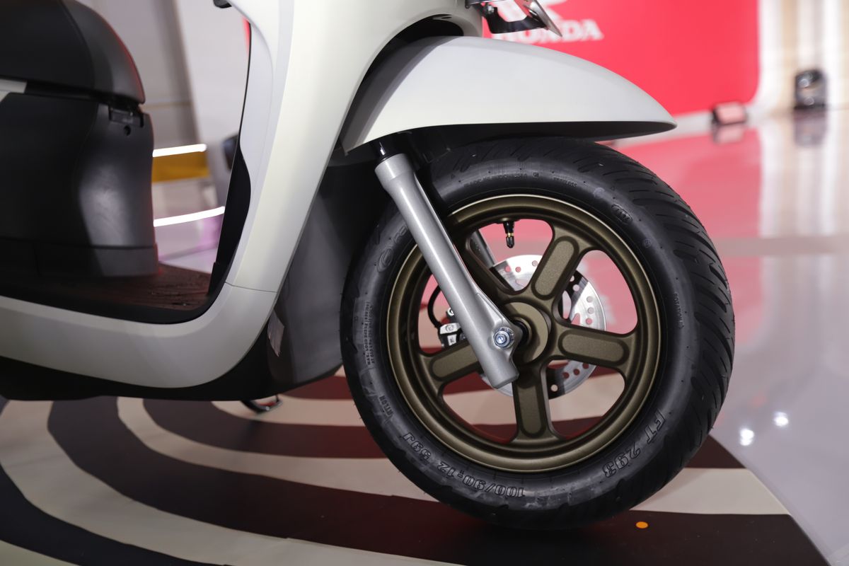 New Honda Scoopy mengusung pelek 12 inci dengan desain baru.