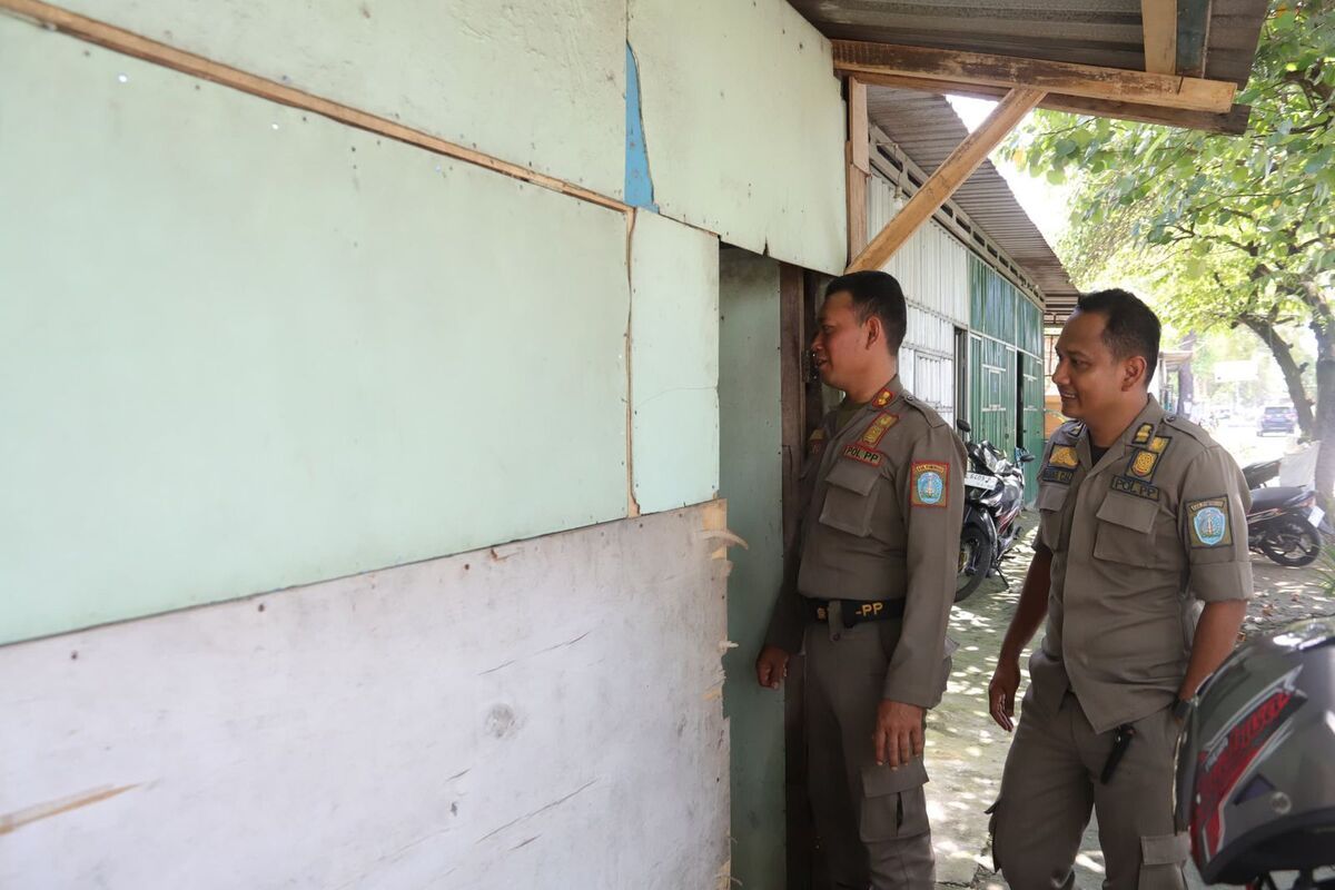 Anggota Satpol PP Kabupaten Ponorogo melakukan sosialisasi penutupan lokasi prostitusi berkedok warung kopi. Dari hasil tes kesehatan terhadap 29 pekerja warung kopi, 35 persen terindikasi tidak sehat. Penutupan akan dilakukan pada Senin (5/5/2025).