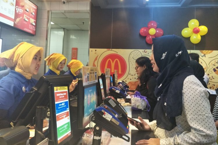 Pembagian chicken muffin gratis di gerai McDonalds Sarinah, Jakarta Pusat, Senin (11/3/2019).