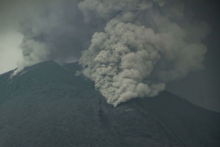
Gunung Lewotobi Laki-Laki mengeluarkan abu vulkanik terlihat di Kecamatan Wulanggitang, Kabupaten Flores Timur, NTT, Sabtu (06/01/2024).