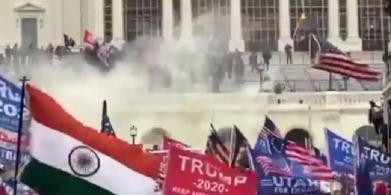 Tangkapan layar dari Twitter memerlihatkan sebuah bendera India dikibarkan dalam demonstrasi pendukung Presiden Donald Trump yang berujung rusuh di Gedung Capitol, Washington DC, Rabu (6/1/2021).