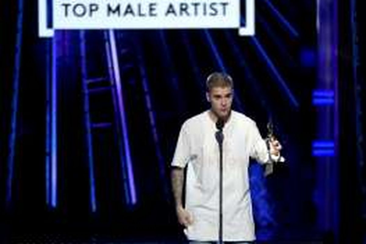 Penyanyi Kanada Justin Bieber menerima penghargaan Top Male Artist  pada ajang Billboard Music Awards 2016 yang digelar di T-Mobile Arena di Las Vegas, Nevada, Minggu (22/5/2016).