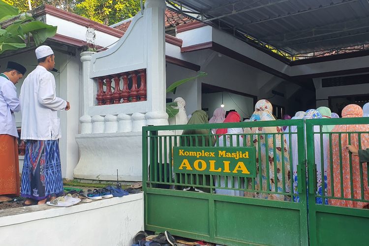 Jamaah Aolia Panggang, shalat Idul Fitri di Komplek Masjid Aolia di Panggang III, Giriharjo, Panggang, Gunungkidul DI Yogyakarta. Kamis (20/4/2023)