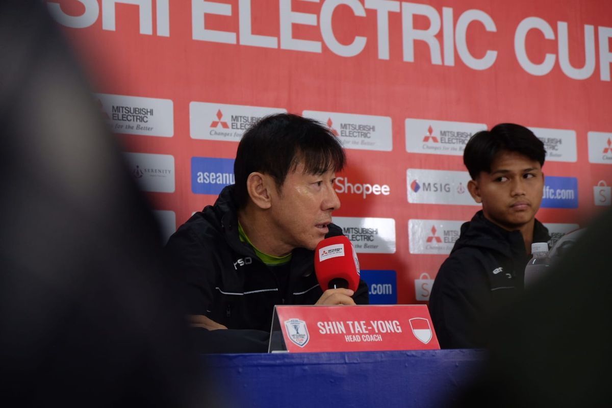 Pelatih Timnas Indonesia Shin Tae-yong dan pemain Hokky Caraka saat menghadiri sesi konferensi pers resmi pada Jumat (20/12/2024) jelang laga Piala AFF 2024 Indonesia vs Filipina tersaji di Stadion Manahan Solo, Jawa Tengah (Jateng), pada Sabtu (21/12/2024).