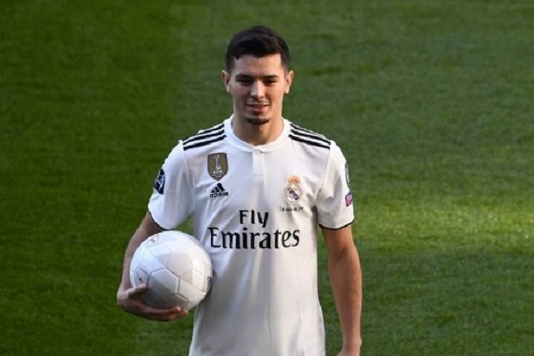 Brahim Diaz diperkenalkan sebagai pemain baru Real Madrid di Stadion Santiago Bernabeu, 7 Januari 2019. 