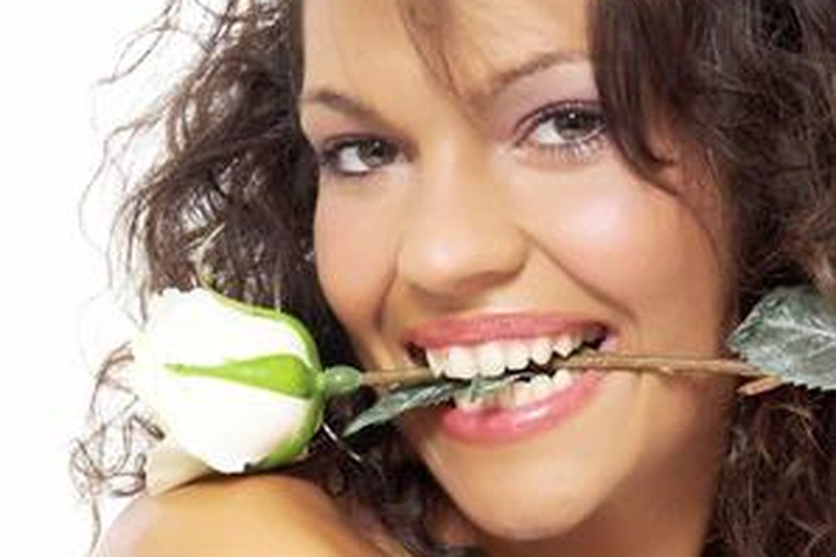 Berikan kejutan di hari valentine dengan penampilan yang cantik dan gigi yang putih bersih.