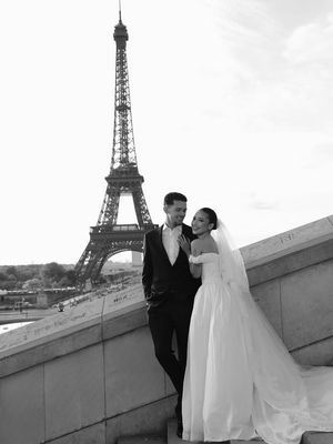 Gaya prewedding Jennifer Coppen dan Justin Hubner di Paris tampil elegan dan klasik, dengan sentuhan modern berlatar romantis Menara Eiffel.
