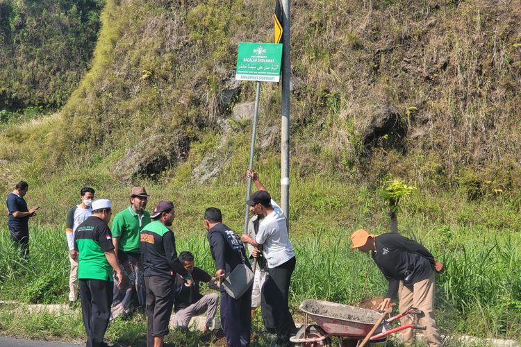 Pemasangan rambu plang di JLS bertujuan untuk mengurangi risiko kerawanan kecelakaan.