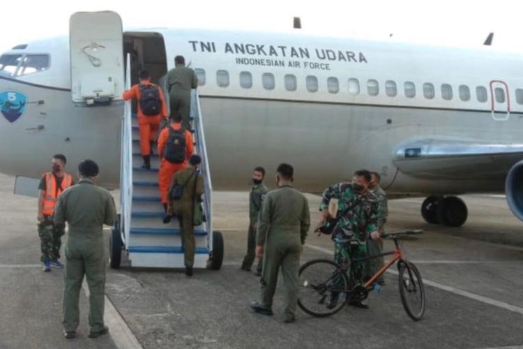 TNI AU Lanud Hasanuddin dan Basarnas Makassar membantu melakukan pencarian kecelakaan kapal lau di perairan Wanci, Sulawesi Tenggara (Sultra) dan kapal speed boat di perairan Kur, Kabupaten Malra, Maluku, Kamis (4/6/2020).